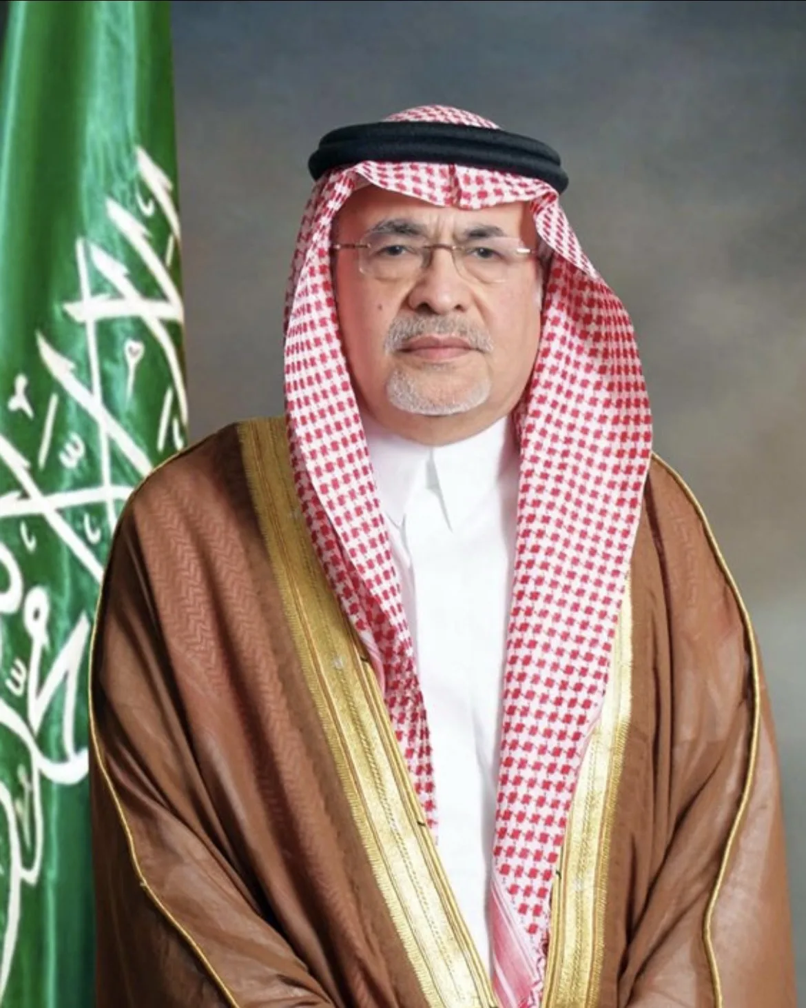عبدالعزيز خوجة.. حين اجتمعت القصيدة والدبلوماسية والإعلام في رجل واحد